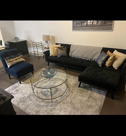 Luxurious 1Br Uptown Highrise/ Balcony With City View! Шарлът Екстериор снимка