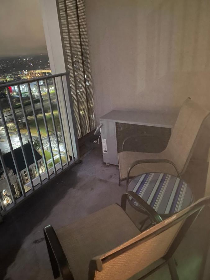 Luxurious 1Br Uptown Highrise/ Balcony With City View! Шарлът Екстериор снимка