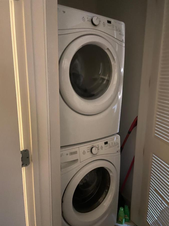 Luxurious 1Br Uptown Highrise/ Balcony With City View! Шарлът Екстериор снимка